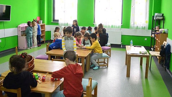 Bakanlığın, Valiliklere gönderdiği yazıda belediyelerin açtığı kreşlerin kapatılması ve yeni yerlerin açılmasının önüne geçilmesi istendi.