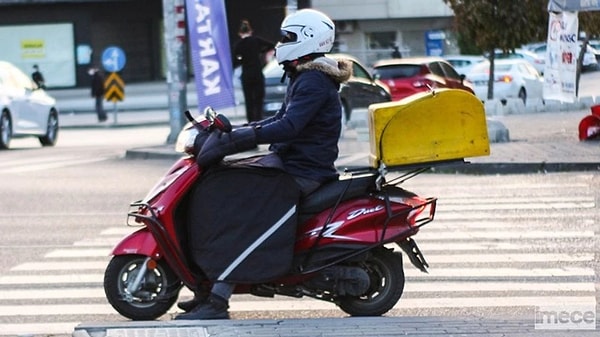 Motosiklet Sürücüleri Federasyonu (MOSEF) Genel Başkanı Murat Tomris, Türkiye'de kayıtlı 1 milyon, kayıtdışılarla birlikte 2 milyona yaklaşan motokurye sayısına ulaşıldığını belirtti. Kayıtdışı hizmet verenlerin WhatsApp ve Telegram grupları üzerinden anlık işlerde görev aldığını ve sektörde adli sicil şartı gibi güvenlik prosedürleri aranmadığı için hapishaneden çıkan neredeyse herkesin motokuryeliğe başladığını anlattı.